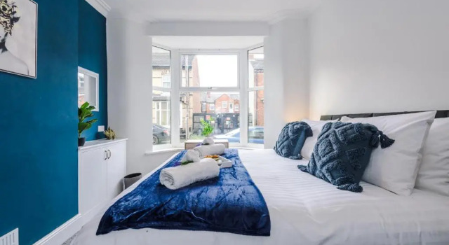 Spacious 4-bed house in Crewe by 53 Degrees Property, ideal for Business & Contractors, Great Location - Sleeps 8