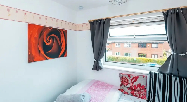 3-bed City Retreat - Sleeps 8, Garden & Parking, Rezervasyon Tatil Evi Merseyside villalar, Villa