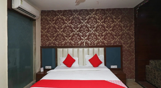 Люкс OYO 23595 Hotel Tajway Inn