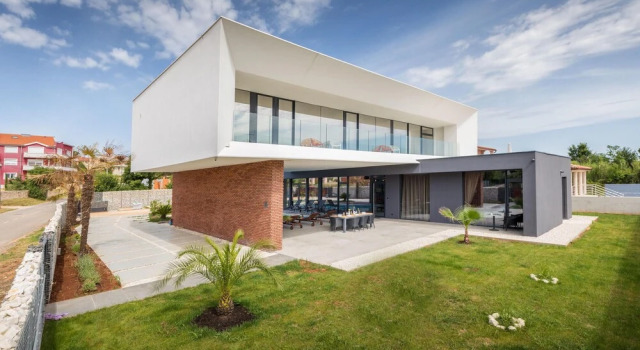 Beautiful Home in Liznjan With 4 Bedrooms, Outdoor Swimming Pool and Heated Swimming Pool