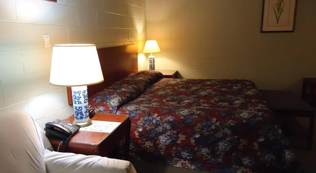 Sturgeon River Inn & Restaurant, Buchen Sie Hotel West Nipissing Kanada