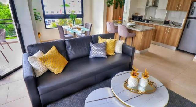 Sleek 1-Bedroom Condo w/Rooftop Hot tub in Gazcue, Забронировать Отель Отели Санто-Доминго с парковкой, рядом с Олимпийский стадион Феликса Санчеса, Парковка