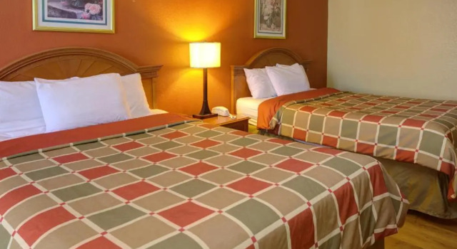Четырёхместный номер Standard Econo Lodge Sevierville-Pigeon Forge on the River