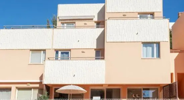 BnB Homes comfortable Duplex Apartment with 2 Bedrooms & 2 Terraces 200 m Away from the Ocean, Rezerwuj Apartament Hotele w Algarve z parkingiem, Parking