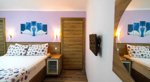 Трёхместный номер Economy Цокольный этаж ‪Bozcaada Hotel Vitis‬