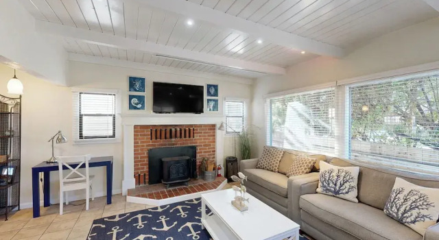 Коттедж Stroll to Shore: Stinson Beach Gem w/ Hot Tub