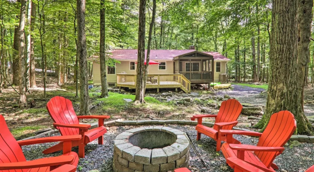 Коттедж с 5 комнатами Sunroom, Fire Pit + Sauna: Lake Locust Village Gem