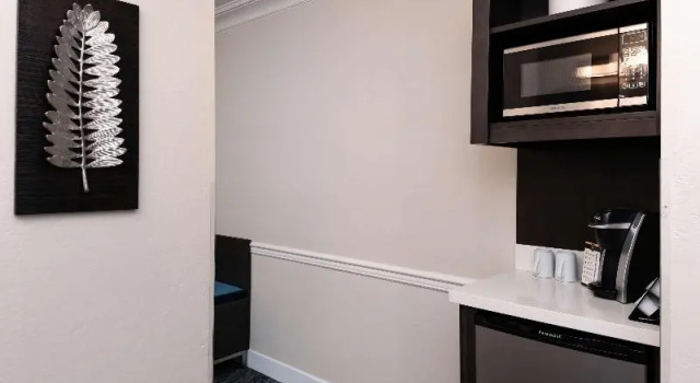 Четырёхместный номер Standard с балконом Best Western Plus Novato Oaks Inn