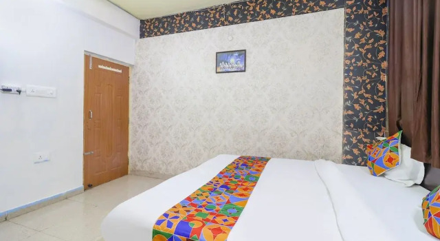 Номер Premium FabExpress Swarn Fortune inn
