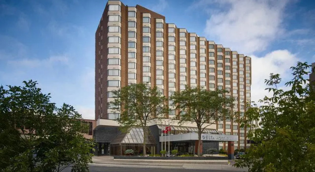 Кровать в общем номере Delta Hotels by Marriott Toronto Mississauga
