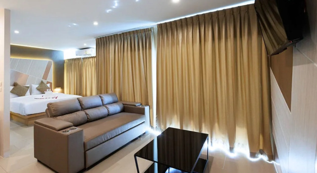 Люкс с балконом La Vista Patong Hotel