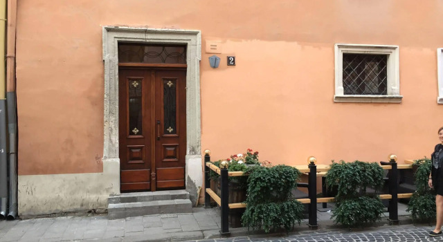 Apartments Leopolli near Opera House, Забронировать Апартаменты/квартира Отели Львова с парковкой, рядом с Дворец Дедушицких, Парковка