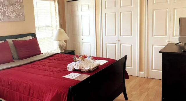 Room in House - Modern Executive Master Bedroom, Buchen Sie Hotel Hybla Valley USA