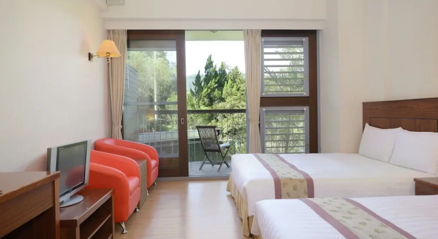 Четырёхместный номер Standard с балконом и с видом на горы Sun Moon Lake Teachers Hostel