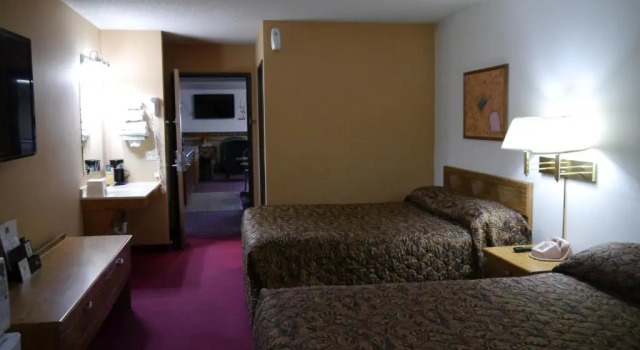 Четырёхместный номер Standard Westwood Inn & Suites Kimball I 90