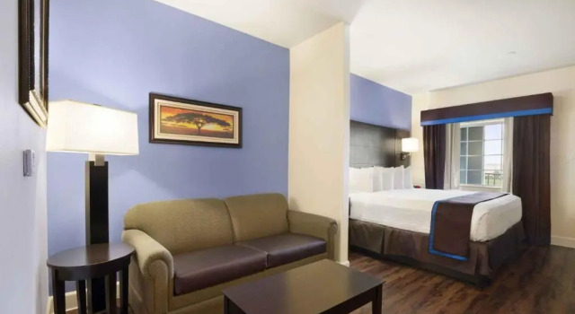Люкс для гостей с ограниченными возможностями Days Inn & Suites by Wyndham Galveston West/Seawall