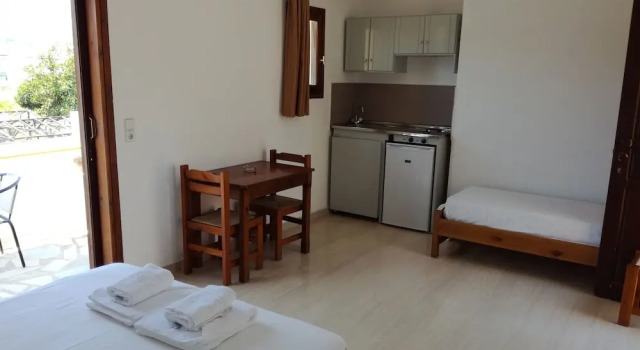 Трёхместная студия с балконом Karmi Studios & Apartments