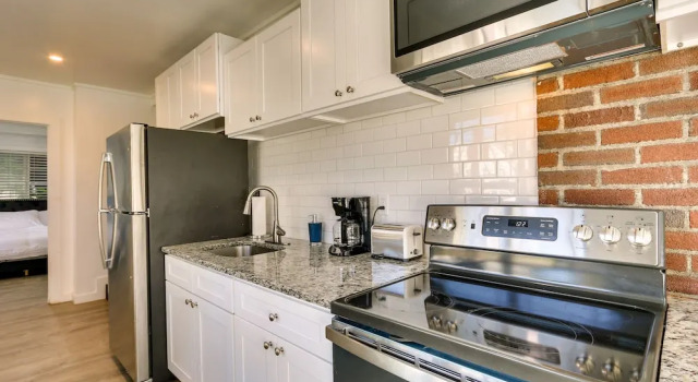 Коттедж Chic Newark Vacation Rental: 3 Mi to Airport!