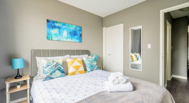 2BR Apt w King Bed and Netflix- Prime Location, Varaa Hotelli Hamilton 