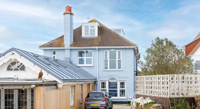 Апартаменты Chic 2-bed Seafront Haven Near Felpham Beach