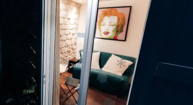 Romantic tiny house in Paris, Забронировать Апартаменты/квартира Париж Иль-де-Франс, рядом с Вокзал Сен-Лазар
