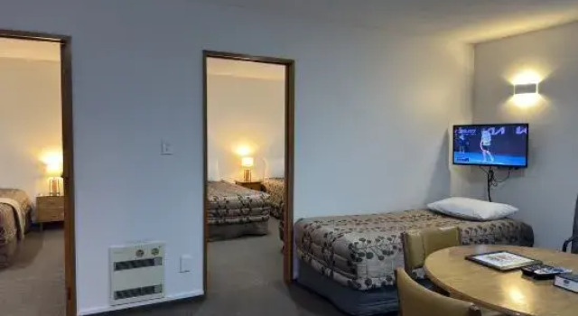 Семейный люкс с 2 комнатами ASURE Ambassador Motor Lodge