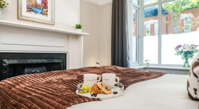 Cosy 4-bed - Sleeps 7, Garden & Pet-friendly, Забронировать Отель Отели Англии 3 звезды, 3*