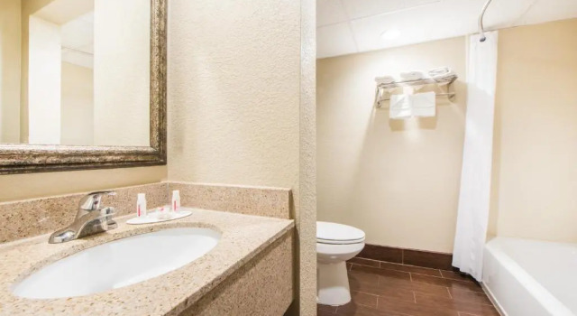 Номер Standard Days Inn by Wyndham Joplin