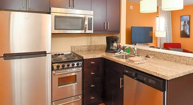Четырёхместный люкс с 2 комнатами TownePlace Suites by Marriott Detroit Commerce