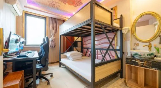 Кровать в общем номере (мужской номер) Jingke E-sports hotel（chengshan）