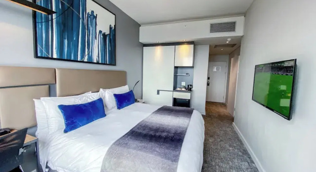Sandtoncity-apartment-sleeps2-pool-parking