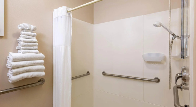 Четырёхместный номер Standard Days Inn & Suites by Wyndham Madison