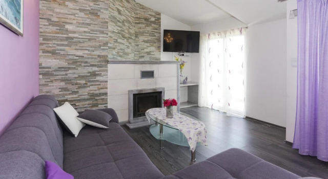 Stunning Home in Kastel Sucurac With 5 Bedrooms, Wifi and Outdoor Swimming Pool, Buchen Sie Hotel Hotels in Gespanschaft Split-Dalmatien mit Pool, Schwimmbad