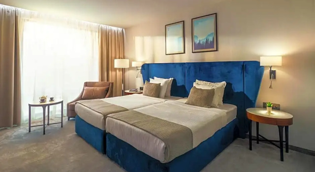 Номер Deluxe Astor Garden Hotel