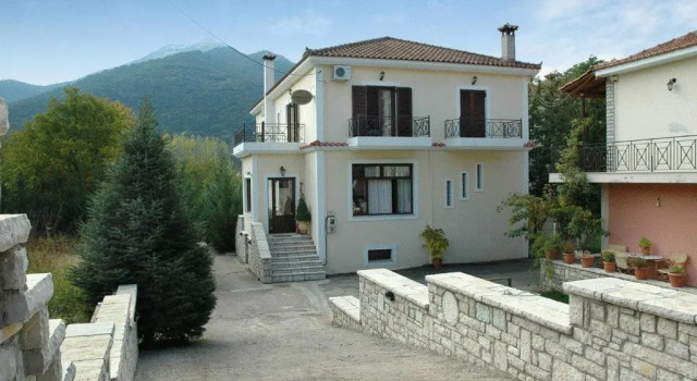 Aroanios Hotel, Book Hotel Klitoria Helmos