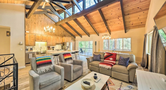 Коттедж Pine Mountain Cabin w/ Hot Tub, 2 Mins to Marina!