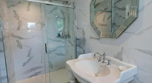 Коттедж Luxury Riverside Mansion in Marlow