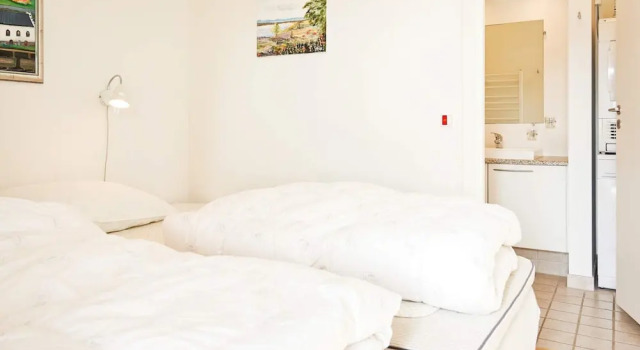 Coastal Stay With Baltic Sea Views, Book Feriehus Sommerhuse i Allinge, Hytte