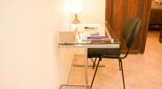Remarkable 2-bed Basement Apartment EU Center!, Забронировать Апартаменты/квартира Отели Брюссельского столичного региона с парковкой, рядом с Королевский музей военной истории, Парковка