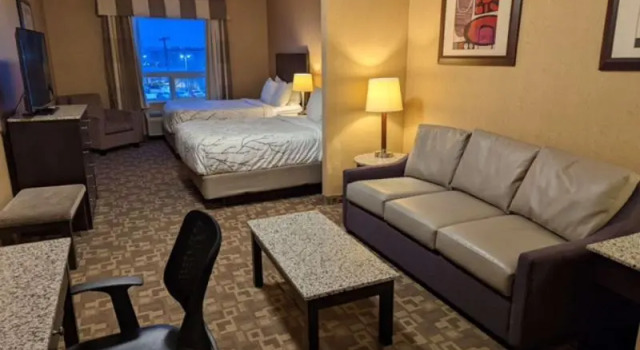 Четырёхместный семейный номер Standard Best Western Plus South Edmonton Inn & Suites