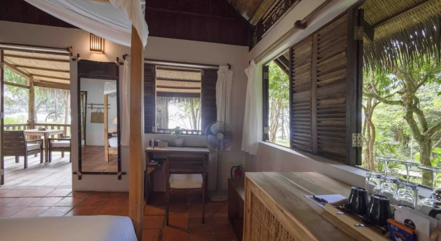 Трёхместное бунгало Superior с балконом и с видом на море Mango Bay Resort