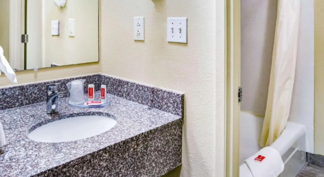 Четырёхместный номер Standard с видом на океан Econo Lodge Newport
