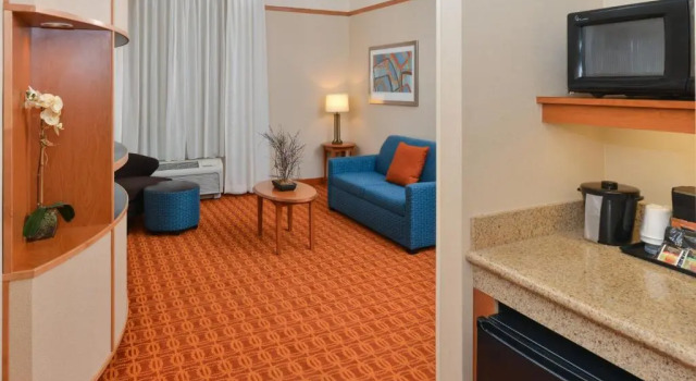 Двухместный полулюкс c 1 комнатой Fairfield Inn and Suites by Marriott Elk Grove