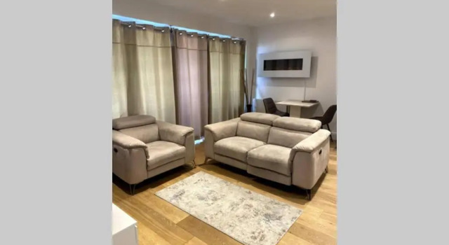Luxury 1 Bedroom Apartment with Netflix & Parking, Varaa Huoneisto Asunnot kohteessa Merseyside, Huoneisto
