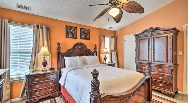 Hampton Home w/ Fireplace + Close to Beaches!, Book Hotel 3-stjernede hoteller i Hampton, 3*