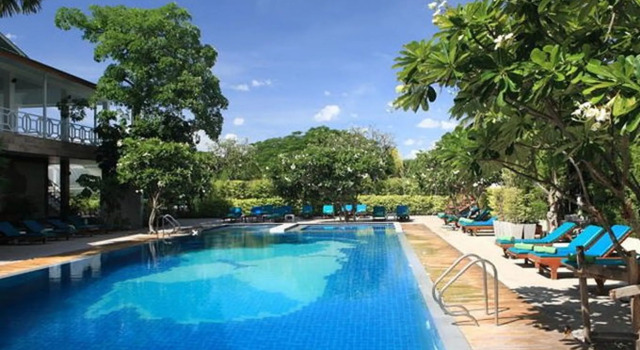 Кровать в общем номере River Kwai Hotel
