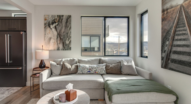 4 Mi to Granby Ranch: Gem w/ Balcony & Mtn Views!, Забронировать Отель Отели Грэнби 3 звезды, рядом с Гольф-клуб Grand Elk, 3*