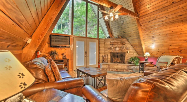 Коттедж A-frame Gatlinburg Cabin w/ Deck & Private Hot Tub