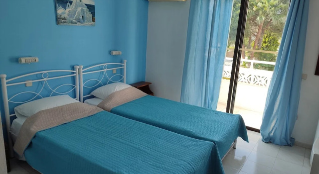 Трёхместный номер Standard с балконом Dolphin Apartments