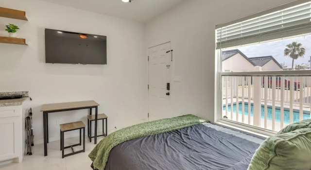 3 Blocks to Beach! Pet-friendly South Padre Studio, Book Lejlighed Padre Island USA